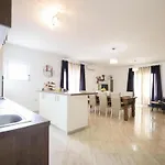 Maja - Three Bedroom With Pool بيت للعطل Skabrnje