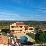 Maja - Three Bedroom With Pool بيت للعطل *