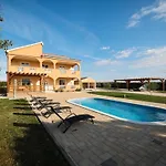 بيت للعطل Maja - Three Bedroom With Pool