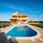 Maja - Three Bedroom With Pool * Skabrnje