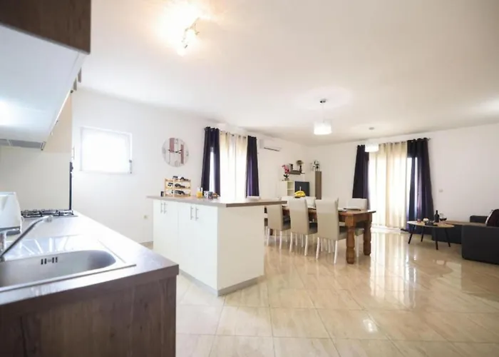 Maja - Three Bedroom With Pool Дом отдыха Skabrnje