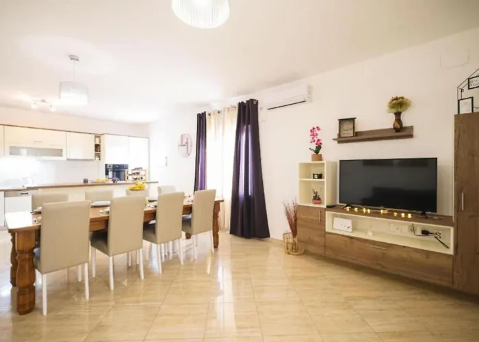 Дом отдыха Maja - Three Bedroom With Pool