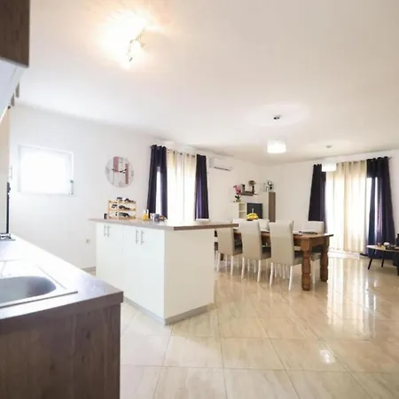 Maja - Three Bedroom With Pool 펜션 Skabrnje