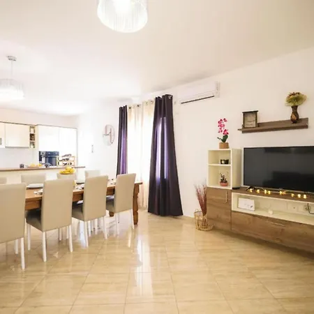 Dom wakacyjny Maja - Three Bedroom With Pool