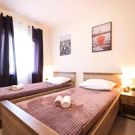 펜션 Maja - Three Bedroom With Pool Skabrnje