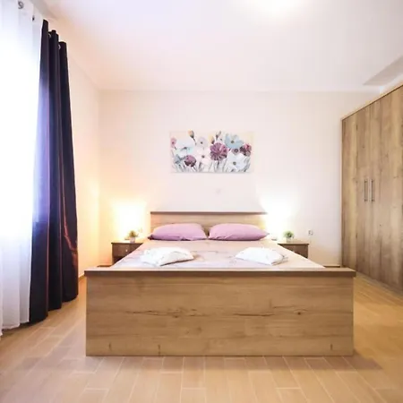 Maja - Three Bedroom With Pool 펜션 *