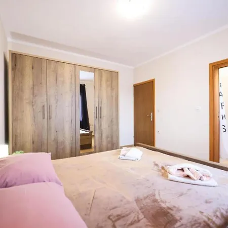 Maja - Three Bedroom With Pool 펜션 *