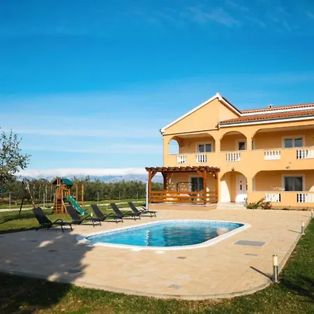 Dom wakacyjny Maja - Three Bedroom With Pool