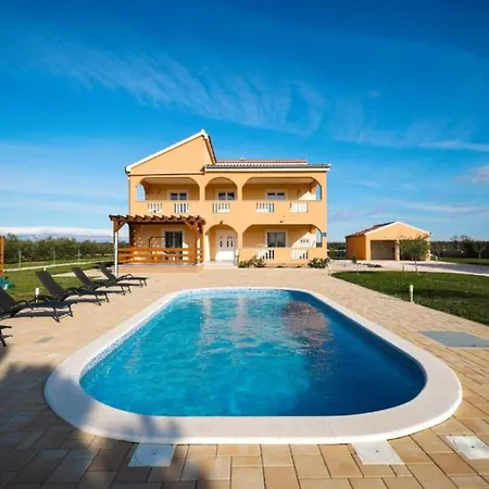 Maja - Three Bedroom With Pool * Skabrnje