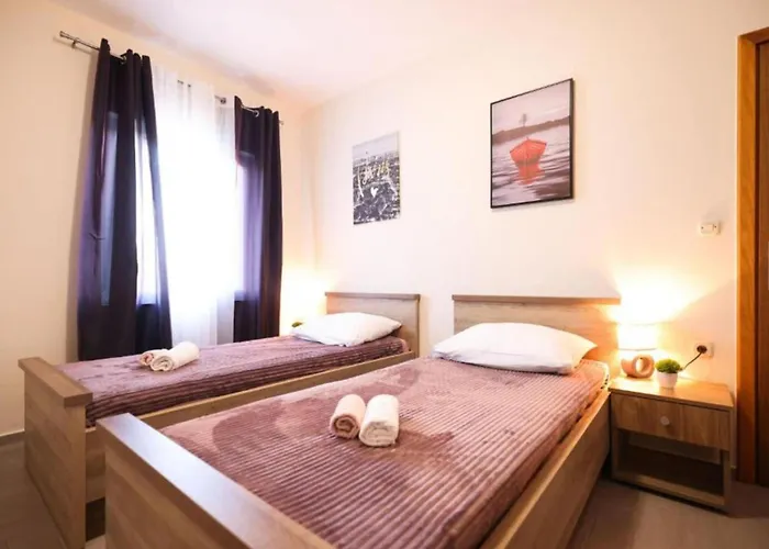 Nyaraló Maja - Three Bedroom With Pool Škabrnje