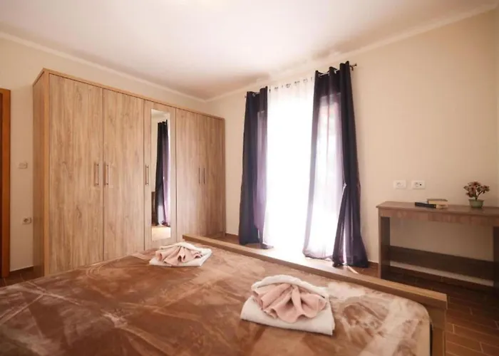 Maja - Three Bedroom With Pool Škabrnje