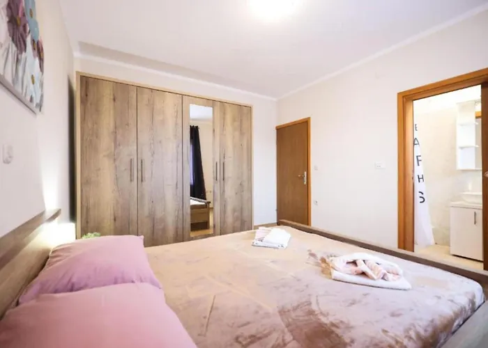 Maja - Three Bedroom With Pool Nyaraló *