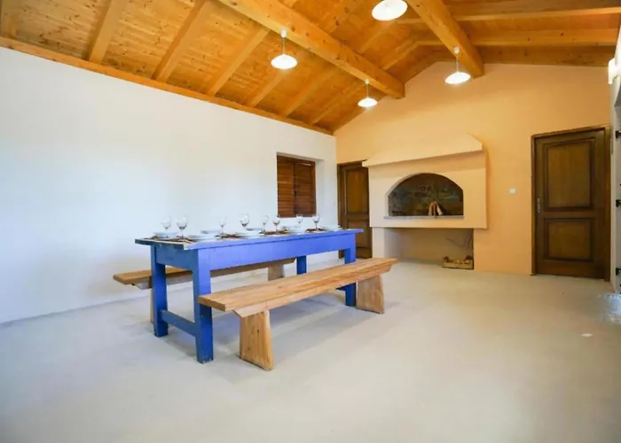 Maja - Three Bedroom With Pool Vakantiehuis *